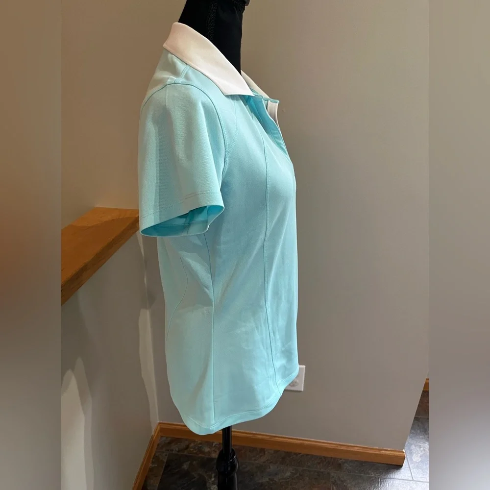 Women’s Nike Sphere fit dry pull over V neck short sleeve. Light blue. Medium